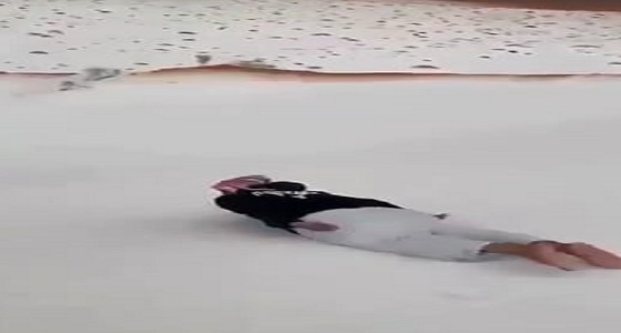 بالفيديو.. مواطنون يتزلجون على البرد
