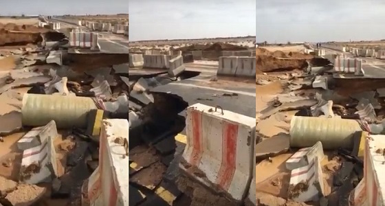 بالفيديو.. السيول تدمر الأسفلت بين محافظتي الرس والقصيم