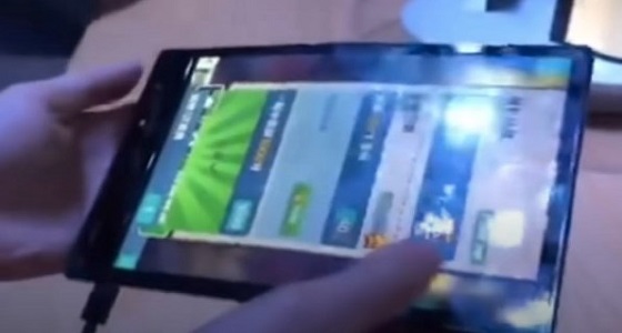 بالفيديو.. شركة تحرج سامسونج وهواوي وتطلق أول هاتف قابل للطي