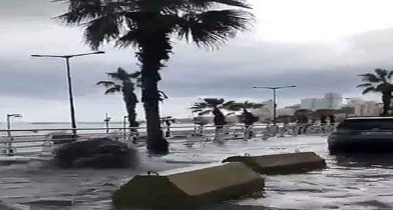 بالفيديو.. لحظة فيضان المجاري في بعض أحياء وطرقات بيروت