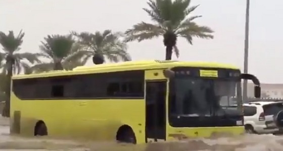بالفيديو.. حافلة مدرسية تسير وسط أمطار القصيم