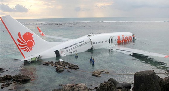 غواص إندونيسي يلحق بضحايا الطائرة المنكوبة خلال عمليات البحث عنهم