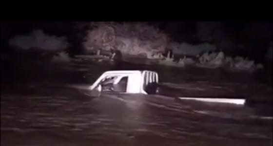 بالفيديو.. ” السبيعي ” ينقذ شابين احتجزتهما السيول بالحبال والسباحة