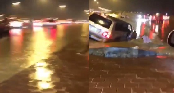 فيديو طريف لمواطن يظهر فجأة وسط مياه الأمطار بكامل ملابسه