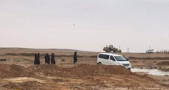 بالصور.. طالبات يعلقن وسط مستنقعات الوحل في ثادق بالرياض