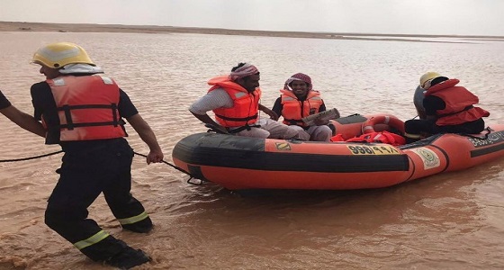 بالصور.. احتجاز شخصين داخل مركبتهما بوادي ” المهمري “