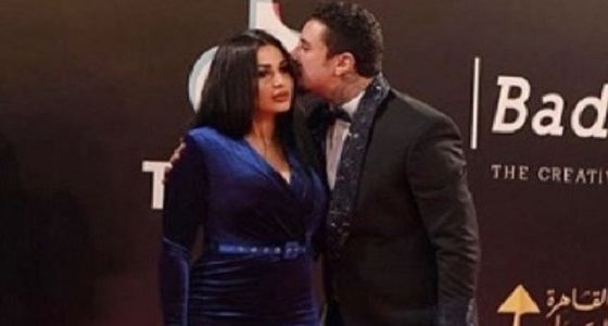 مجددا على السجادة الحمراء.. أحمد الفيشاوي وزوجته يخطفان الأنظار بقبلاتهما