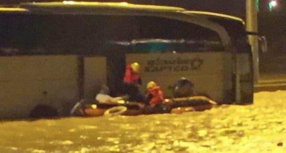 إنقاذ 46 شخصا محتجزا داخل باص في أحد تجمعات المياه بحفر الباطن