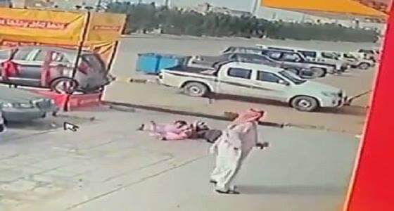 بالفيديو.. لحظة سقوط مواطن في بركة بحفر الباطن