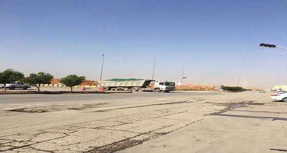 بالصور.. الأسفلت يبتلع شاحنة كبيرة في طريق عام بالرياض