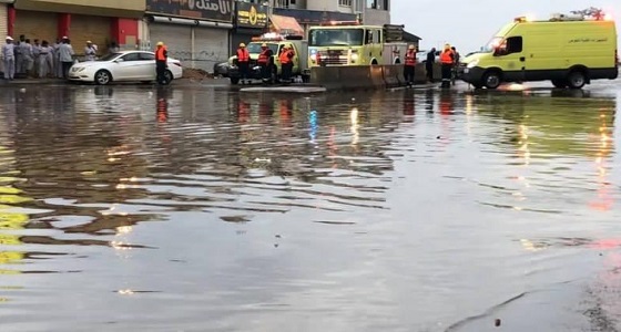 الدفاع المدني يتدخل لانتشال مواطن حجزته مياه الأمطار في جدة