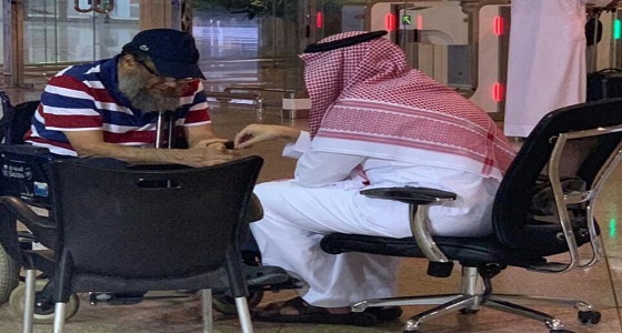 فيديو مؤثر لنائب أمير الشرقية بعدما تفاجأ بمسن على كرسي متحرك تأخر عن رحلته