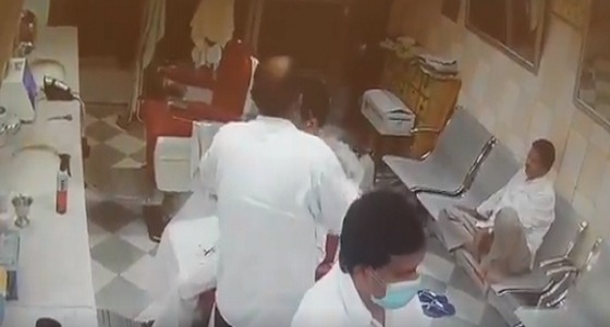بالفيديو.. اقتحام مركبة لصالون حلاقة بالزلفي ووفاة مقيم