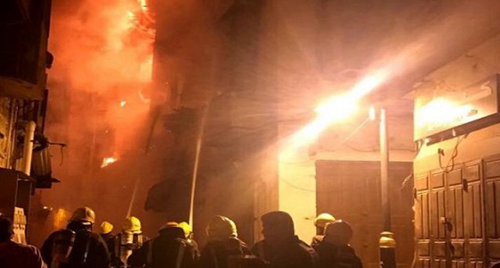بالصور.. حريق يلتهم بيت شعر بسطح منزل في جدة