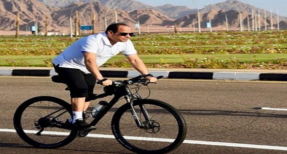 بالفيديو والصور .. الرئيس السيسي يتفقد شرم الشيخ بالدراجة