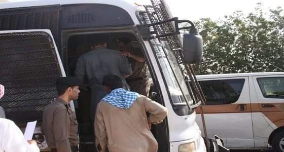 مداهمة أمنية بسوق الأعلاف في جدة تسفر عن ضبط 61 مخالفا