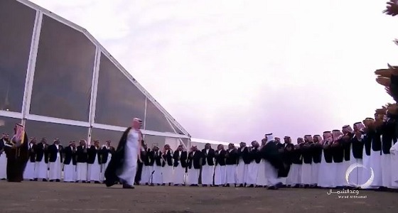 بالفيديو.. أهالي طريف يحتفون بخادم الحرمين بأداء الدحة