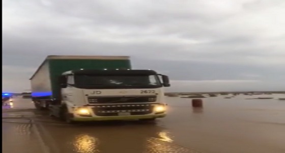 بالفيديو.. شجاعة مواطن تمنع وقوع كارثة بأحد طرق القصيم