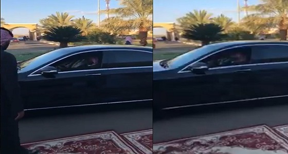 بالفيديو.. ولي العهد يقود سيارته بعد زيارة لأحد أبناء تبوك