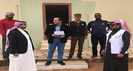 عمل عرعر ينهي معاناة عمالة بتسليم الأجور المتأخرة