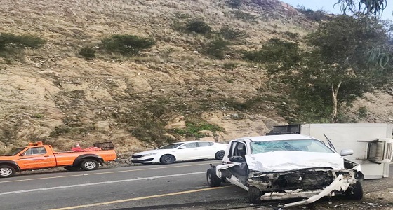 3 حوادث تصادم خطيرة تسفر عن 5 إصابات متفرقة في الباحة