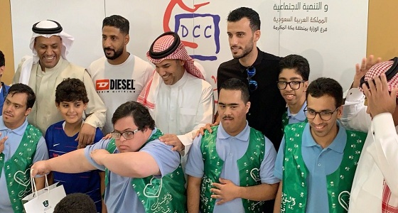 بالفيديو.. رئيس الأهلي ونجميه يزورون مركز الرعاية المتطورة بجدة