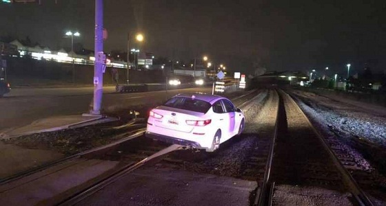 امرأة تقود سيارتها على سكة القطار لسبب غريب