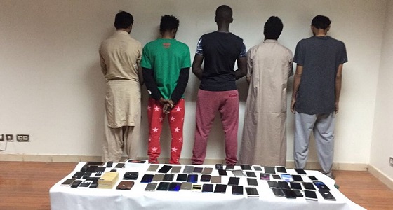 سقوط منتحلي صفة ” رجال أمن ” بعد سرقتهم المنازل بجدة