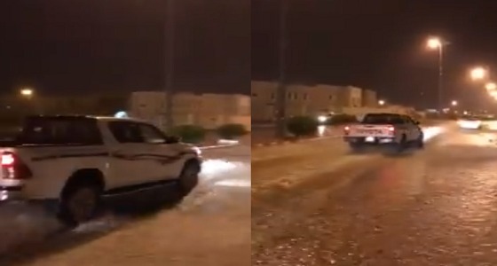 بالفيديو.. الأمطار الغزيرة تضرب عرعر والدفاع المدني يحذر