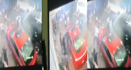 بالفيديو.. امرأة كادت تدهس عاملا داخل ورشة صيانة سيارات
