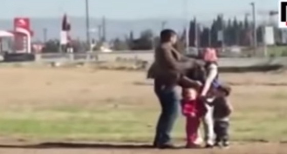 بالفيديو.. رجل يثير سخط المغردين لإعتدائه بالضرب على زوجته