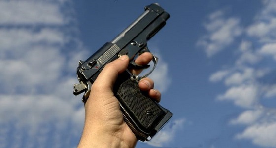 في الطائف..شاب يسرق مواطنًا ويشهر سلاحه نحو رجال الأمن