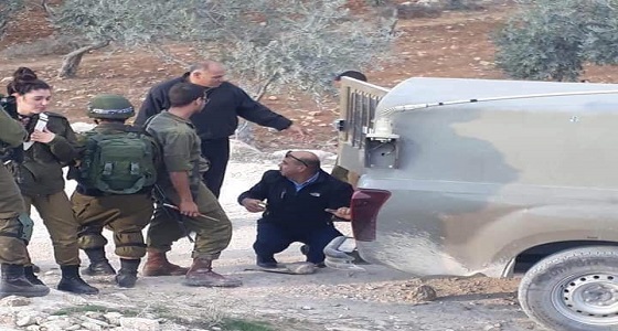 بالصور.. فلسطيني يساعد جنود الاحتلال في تغيير إطارات سيارتهم وهذا مصيره