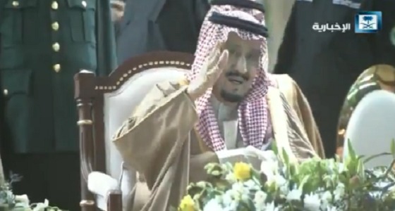 بالفيديو.. خادم الحرمين الشريفين يتفاعل مع العرضة السعودية في حفل استقبال أهالي حائل