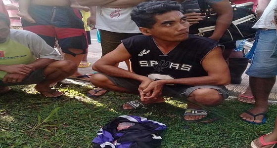 بالصور.. امرأة تلقي طفلتيها حديثي الولادة من سيارة مسرعة