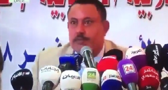 بالفيديو.. صحفي يمني يلقي الحذاء في وجه وزير الحوثيين المنشق