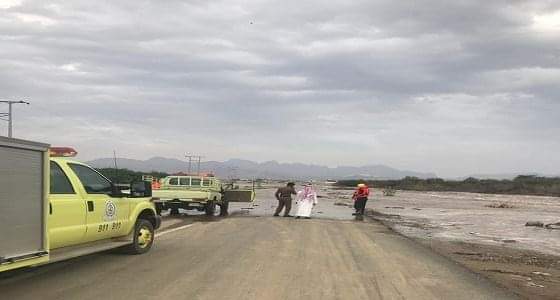 مواطنون ينقذون مقيمين من الاحتجاز في سيل مزلقان وادي عيار