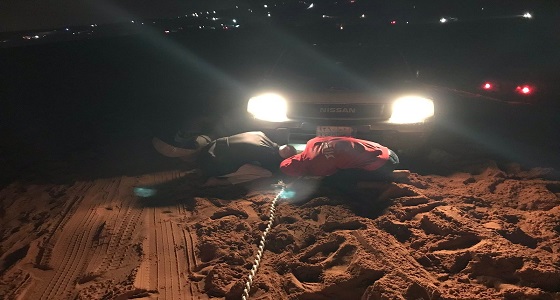 سيارة عالقة بالرمال في الرياض