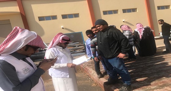 مكتب عمل عرعر ينهي معاناة عمال منشأة لم يتسلموا أجورهم