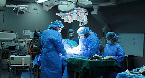 طبيب ينسى شاشًا في رحم مريضة ويرفض استقبالها بعد الولادة