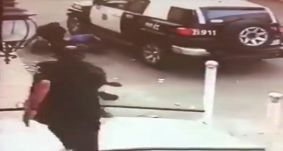 بالفيديو.. لحظة ضبط ” لص ” بالجرم المشهود في جدة