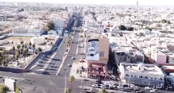 بالفيديو.. جدارية عملاقة ترحيبًا بقدوم خادم الحرمين لـ ” تبوك “