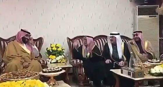 بالفيديو.. ولي العهد يزور عددا من مشايخ عرعر.. وشاب يلتقط سيلفي مع سموه