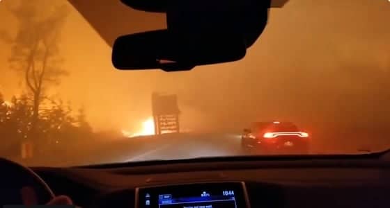 فيديو مروع أقرب لأفلام السينما..عائلة تقتحم النيران للوصول لنقطة آمنة بكاليفورنيا