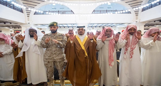 نائب أمير الرياض ينقل تعازي القيادة لأسرة الشهيد العنزي