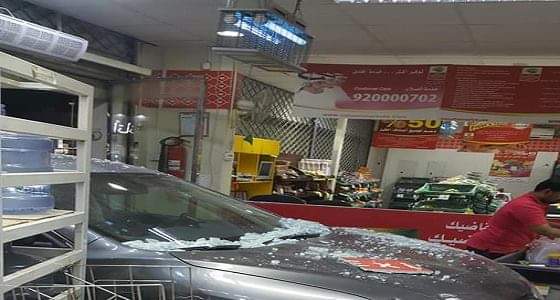 بالصور.. فتاة تهشم واجهة أسواق العثيم بسيارتها في الرياض