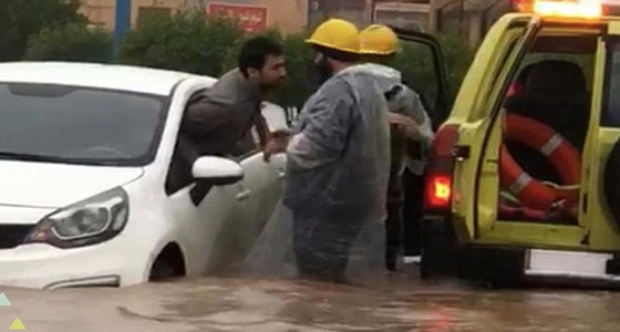 بالصور.. إنقاذ 44 شخصًا إثر هطول الأمطار والسيول على حفر الباطن