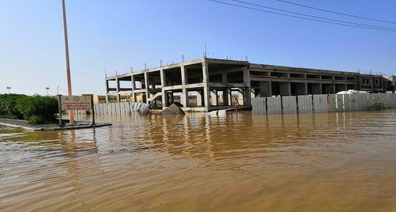 بعد غرق السيارات واحتجاز الأسر.. مدني الليث يستنفر لمواجهة السيول