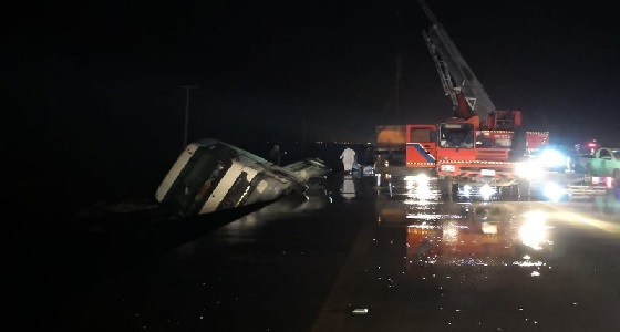 في الليث.. انقلاب شاحنة وتناثر حمولتها وسط الطريق بسبب السيول