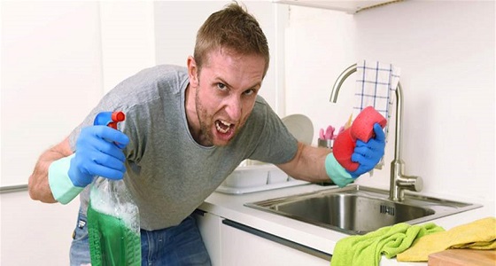 للسيدات.. 4 طرق للتعامل مع زوجك المهووس بالنظافة